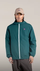 Ni trop ajustée ni trop ample. Choisissez votre taille habituelle. La pièce idéale pour une tenue confortable et polyvalente au quotidien.